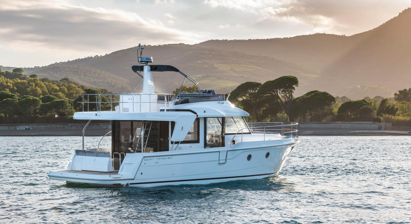 Swift_Trawler_41_Fly_Exterior_12